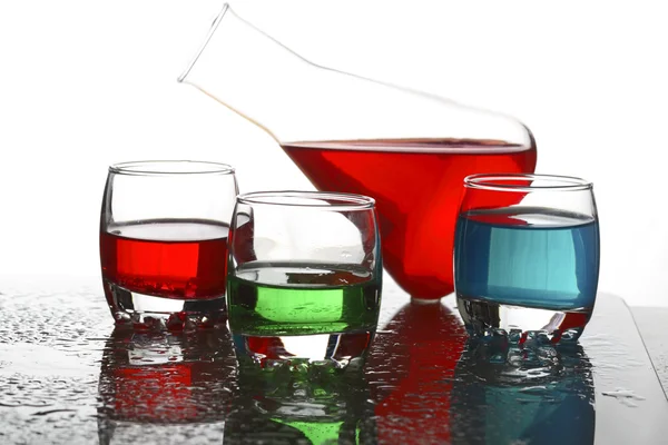 Una vista ravvicinata di diversi cocktail colorati — Foto Stock