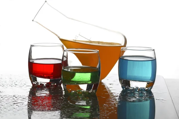 Una vista ravvicinata di diversi cocktail colorati — Foto Stock