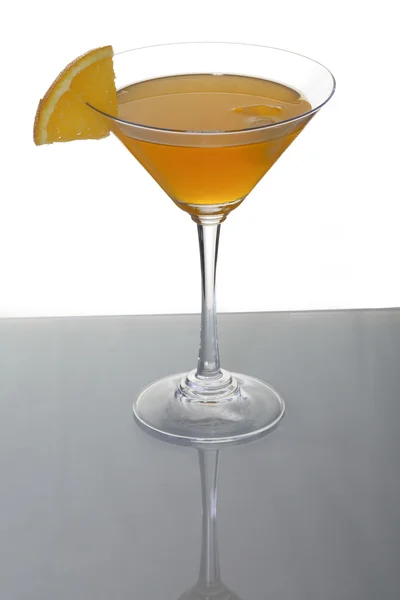 A photo of martini glass with orange cocktail and a piece of citrus — Stock Photo, Image