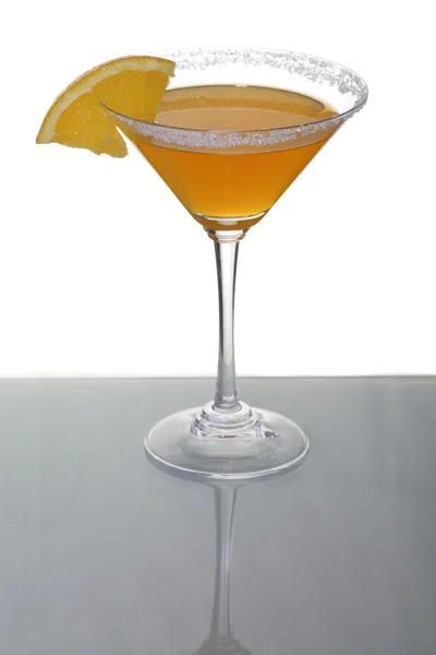 A photo of martini glass with orange cocktail and a piece of citrus — Stock Photo, Image