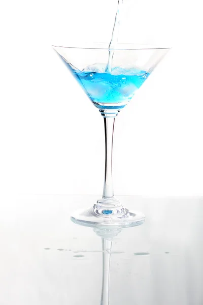 Zdjęcie martini szkła z niebieskim koktajl — Zdjęcie stockowe