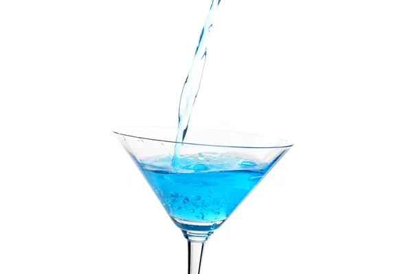 Una foto di bicchiere da martini con cocktail blu — Foto Stock