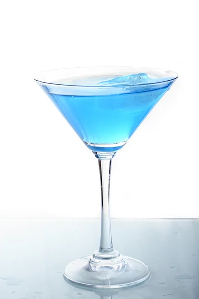 A photo of martini glass with blue cocktail — Stock Photo, Image