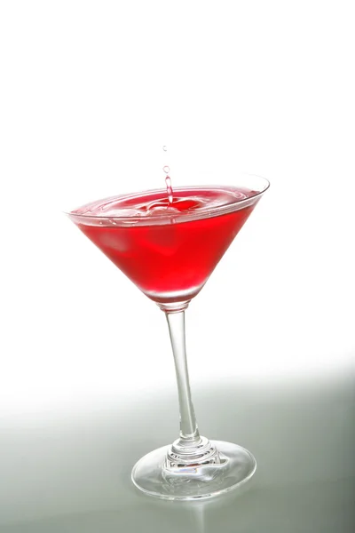 Una foto de la copa de martini con cóctel rojo — Foto de Stock