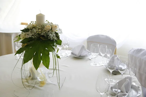Una foto della tavola apparecchiata per un matrimonio o una cena, con fiori — Foto Stock