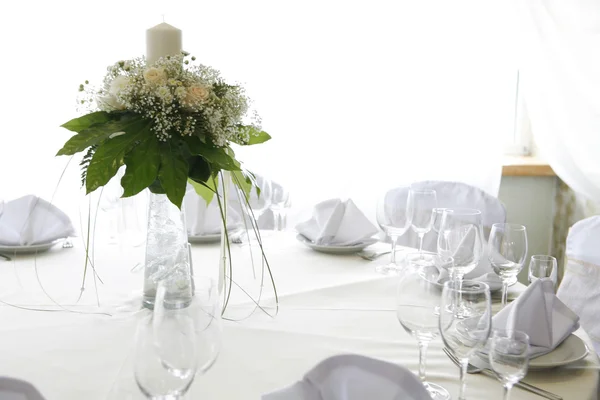 stock image A photo of table setting for a wedding or dinner event, with flowers