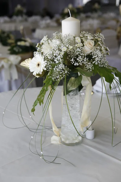 Фотография сервировки стола для свадьбы или ужина, с цветами — стоковое фото