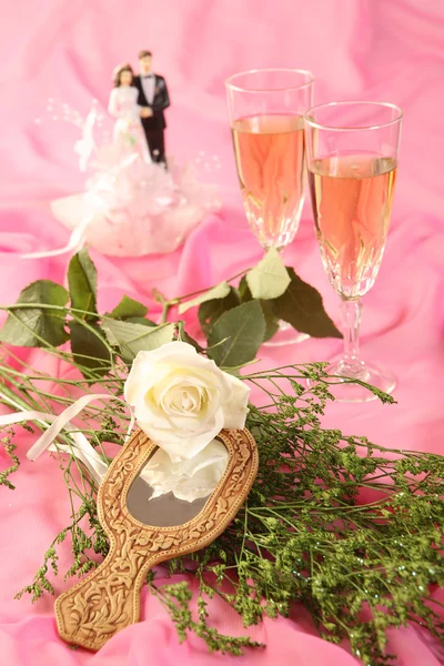 Μια φωτογραφία της κούκλες γαμήλια τούρτα, αυξήθηκε και γυαλιά πάνω από ροζ — Φωτογραφία Αρχείου