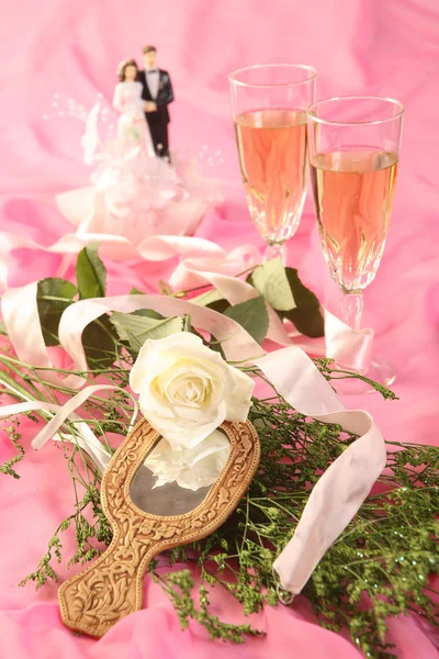 गुलाबी पर शादी केक गुड़िया, गुलाब और चश्मा की एक तस्वीर — स्टॉक फ़ोटो, इमेज
