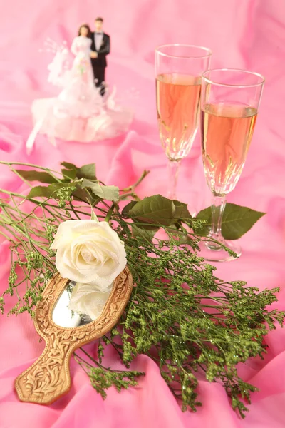 Une photo de poupées gâteau de mariage, rose et lunettes sur rose — Photo