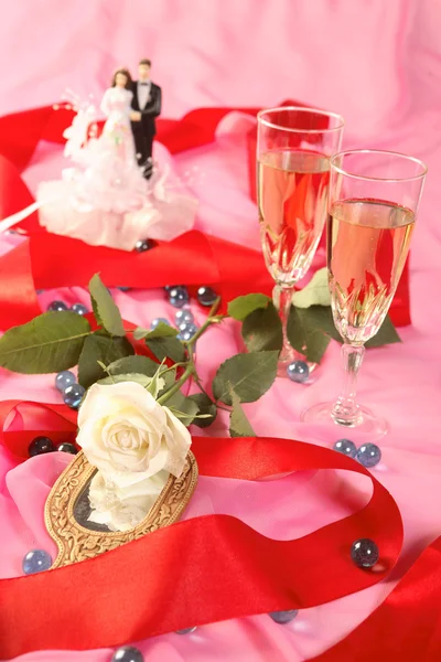 Une photo de poupées gâteau de mariage, rose et lunettes sur rose — Photo