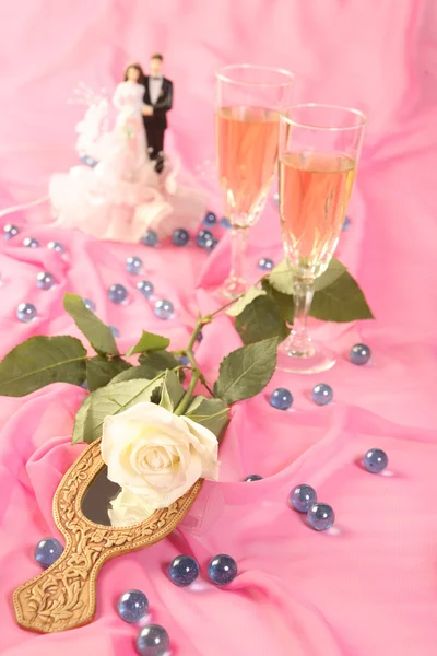 Una foto di bambole torta nuziale, rosa e bicchieri rosa — Foto Stock
