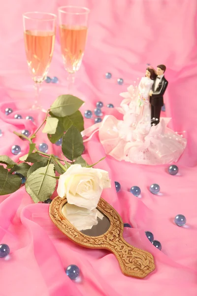 गुलाबी पर शादी केक गुड़िया, गुलाब और चश्मा की एक तस्वीर — स्टॉक फ़ोटो, इमेज