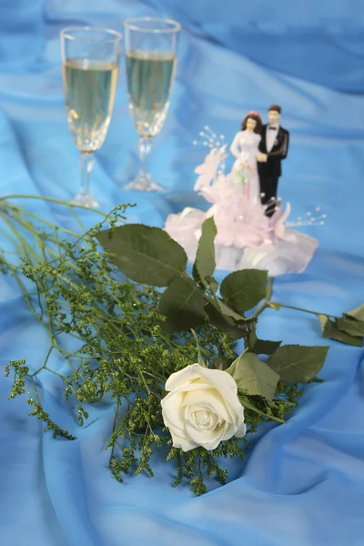 Düğün pastası bebek, gül ait fotoğraf ve üzerinde mavi gözlük — Stok fotoğraf