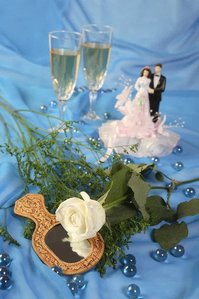 Düğün pastası bebek, gül ait fotoğraf ve üzerinde mavi gözlük — Stok fotoğraf