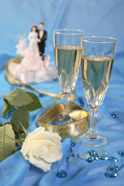 Une photo de poupées gâteau de mariage, rose et lunettes sur bleu — Photo