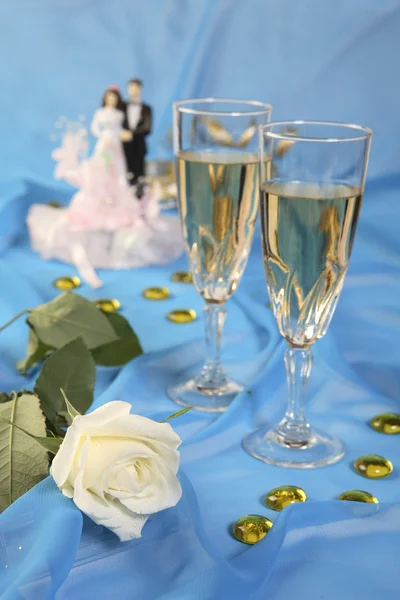 웨딩 케이크 인형, 장미 사진 및 블루에 안경 — 스톡 사진
