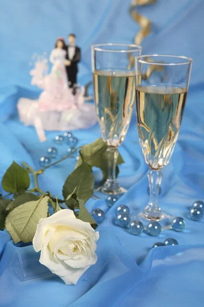 नीले पर शादी केक गुड़िया, गुलाब और चश्मा की एक तस्वीर — स्टॉक फ़ोटो, इमेज