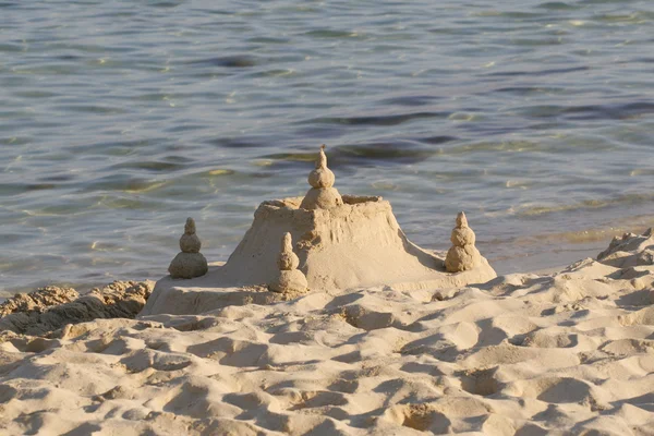 Una foto di Castello di sabbia sulla spiaggia — Foto Stock