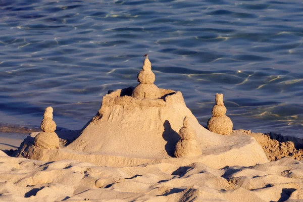 Μια φωτογραφία του Κάστρο φτιαγμένο από άμμο στην παραλία — Φωτογραφία Αρχείου