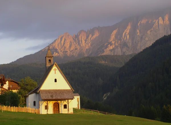 Церква Доломітові Альпи — стокове фото