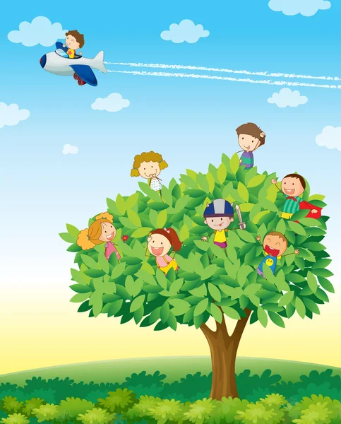 Τα παιδιά που παίζουν σε δέντρο — Διανυσματικό Αρχείο