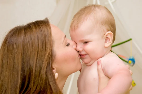 Boldog család - anya és a baba — Stock Fotó