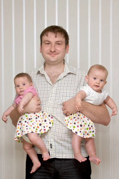 Pai com dois gêmeos adoráveis — Fotografia de Stock