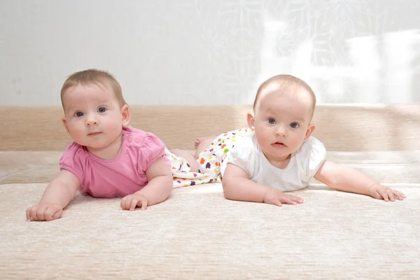 Dwa wspaniałe bliźniaki siostry dzieci — Zdjęcie stockowe