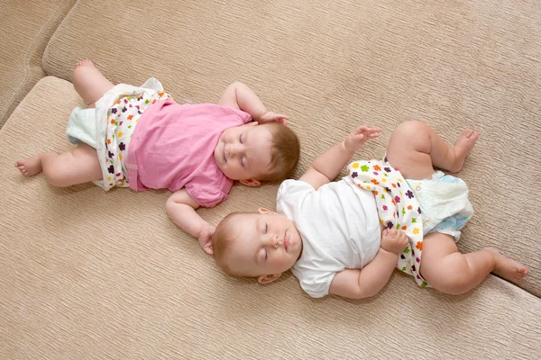 双胞胎女婴睡觉 — 图库照片