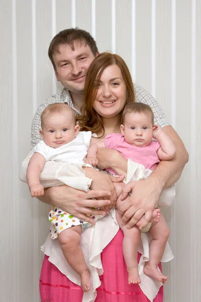 双胞胎宝宝的家庭 — 图库照片