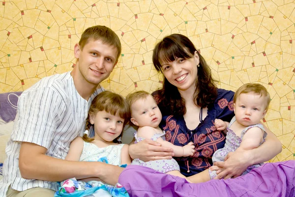 Сім'я, п'ять - мати, батько, старша дочка і два близнюки — стокове фото