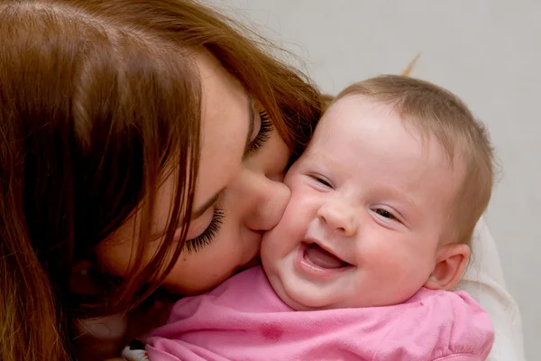 Mãe beijando bebê recém-nascido — Fotografia de Stock