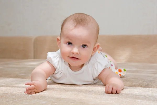 Loira bebê menina mentindo — Fotografia de Stock