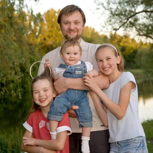 Vader en drie dochters — Stockfoto