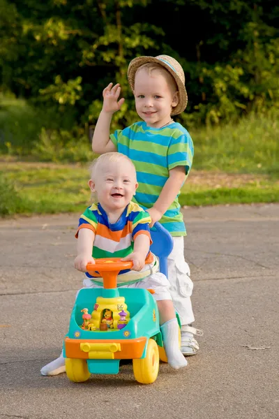 Dois irmãos, um com síndrome de Down , — Fotografia de Stock