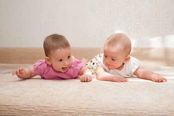 双子の赤ちゃん女の子 — ストック写真