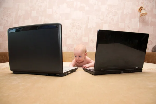 Bébé travaillant sur deux ordinateurs portables — Photo