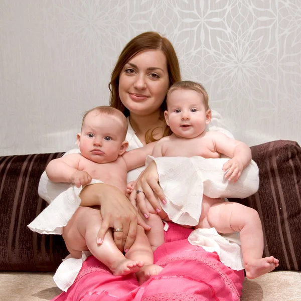 Мать обнимает близнецов — стоковое фото
