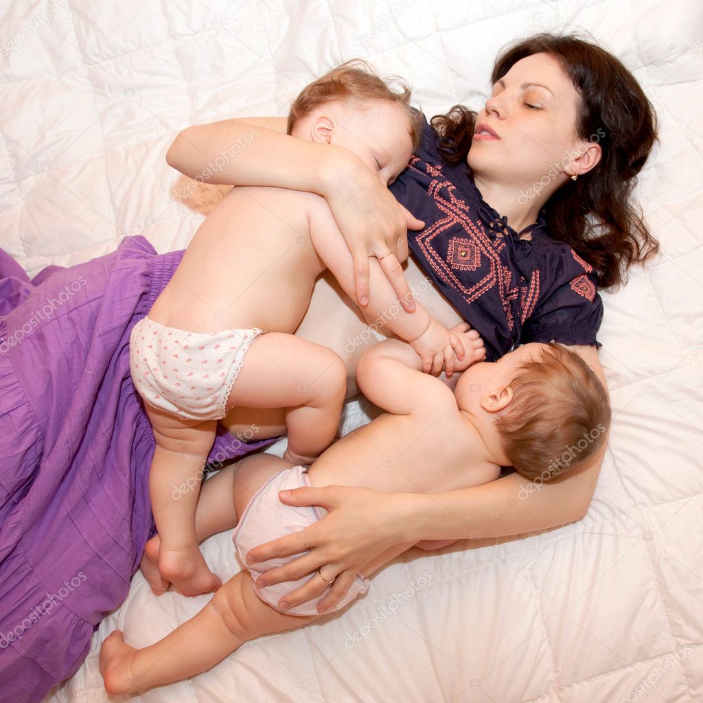 F sister. Грудное вскармливание двоих. Twin Babies Breastfeeding. Sister Breastfeeding.