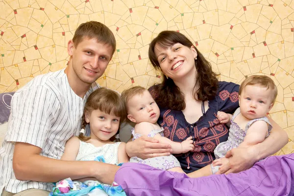 Счастливая улыбающаяся молодая большая семья, пять человек — стоковое фото