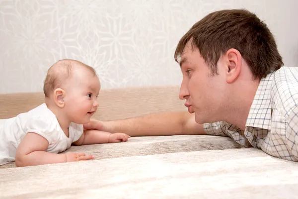 Father and baby daughter, talking, smiling — Stock Photo, Image