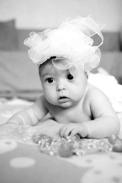 Zwart en wit portret van een klein pasgeboren babymeisje — Stockfoto