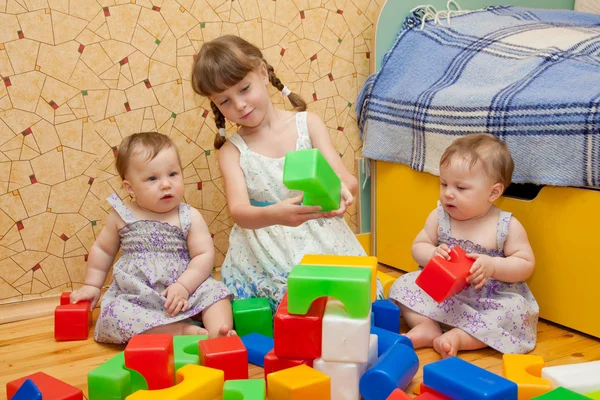 Três irmãs - uma menina pré-escolar e dois gêmeos bebê — Fotografia de Stock