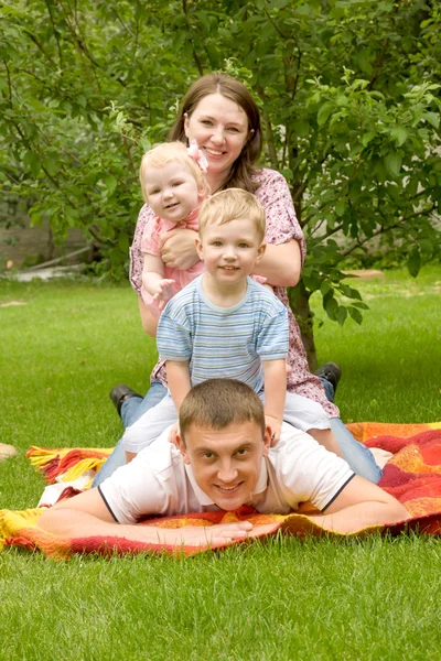 Glückliche Familie - Vater, Mutter, Sohn, kleine Tochter — Stockfoto