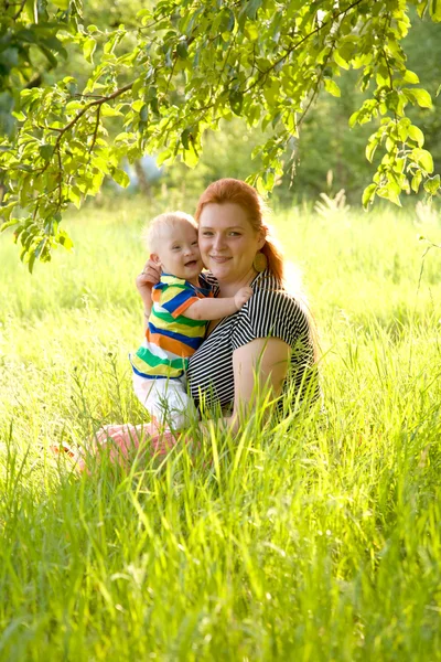 快乐的母亲和婴儿 — 图库照片