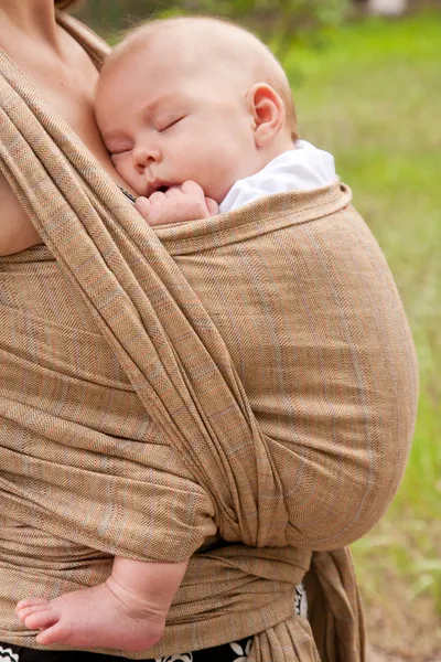 Новорожденный ребенок спит в стропе , — стоковое фото