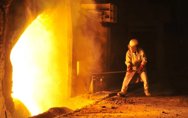 Trabajador toma una muestra en la empresa siderúrgica — Foto de Stock