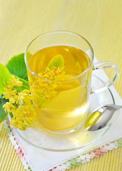 一杯のお茶とリンデンの花 — ストック写真
