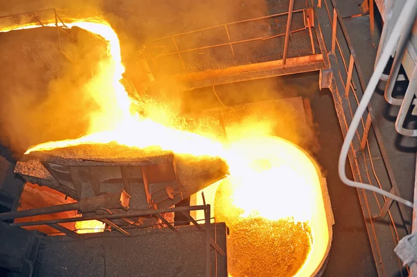 Wylewanie roztopionej stali — Zdjęcie stockowe